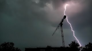 Little Did I Know: Can lightning really generate 1 billion volts?