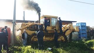 Caterpillar D8 start-up sound.