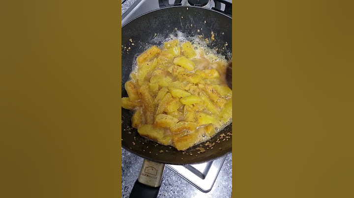 늙은호박 나물 껍질벗겨서 썰어 소금간 해서 들기름넣고 볶아요 맛있어요