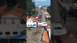 Download Lagu Berbahaya Bus Tayo Hampir Di Tabrak Kereta Api #keretaapi #trending #train #railway MP3