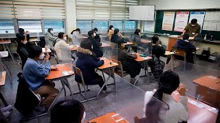 Güney Kore&#39;de yarım milyon öğrenci koronavirüs önlemleri altında üniversite sınavına girdi
