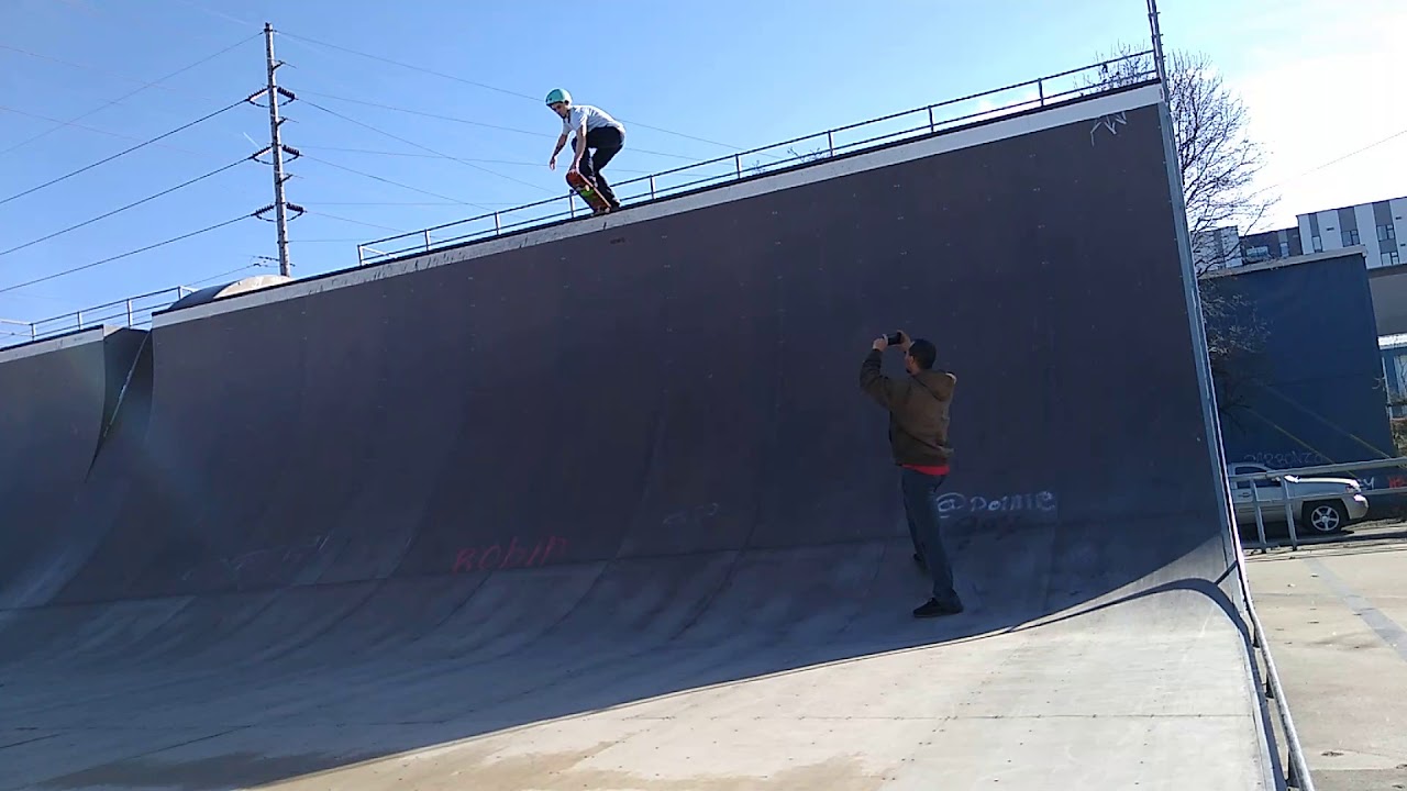 My First Halfpipe Drop In Louisville Skate Park - YouTube