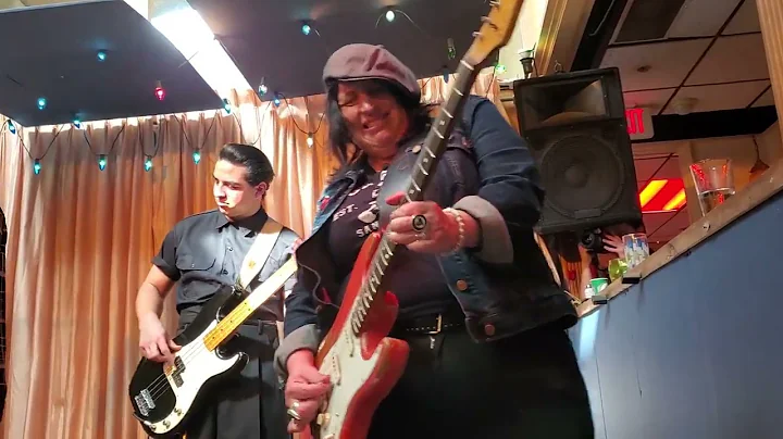 Queen of the Wires / Chickenbone Slim and the Bisc...