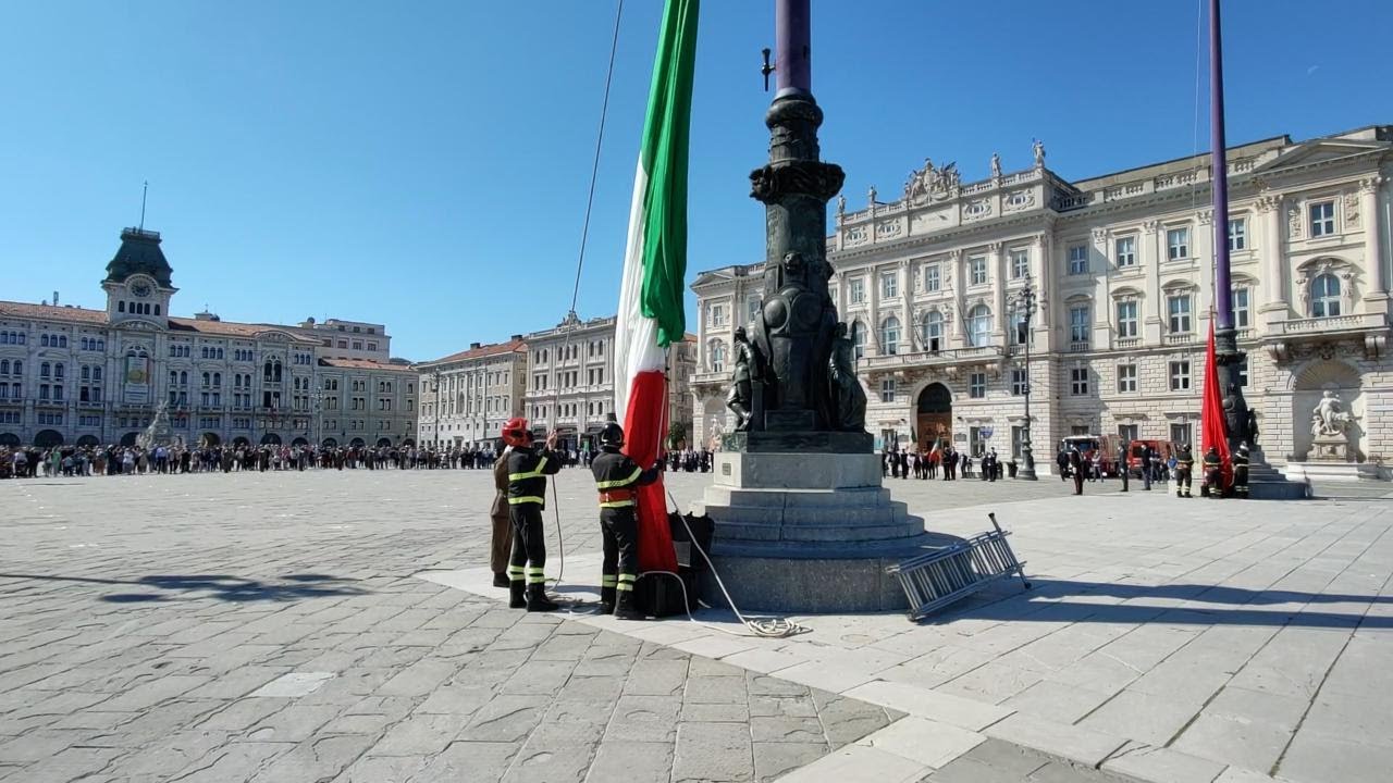 Trieste celebra il 2 giugno: alzabandiera in piazza Unità
