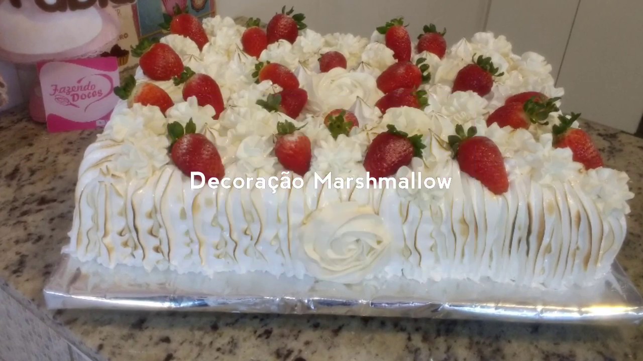 BOLO COM COBERTURA DE MARSHMALLOW