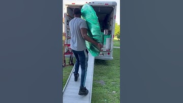 Quick & efficient  #jeffthemover #hardwork #movers #movingcompany #movingday #heavylifting #moving