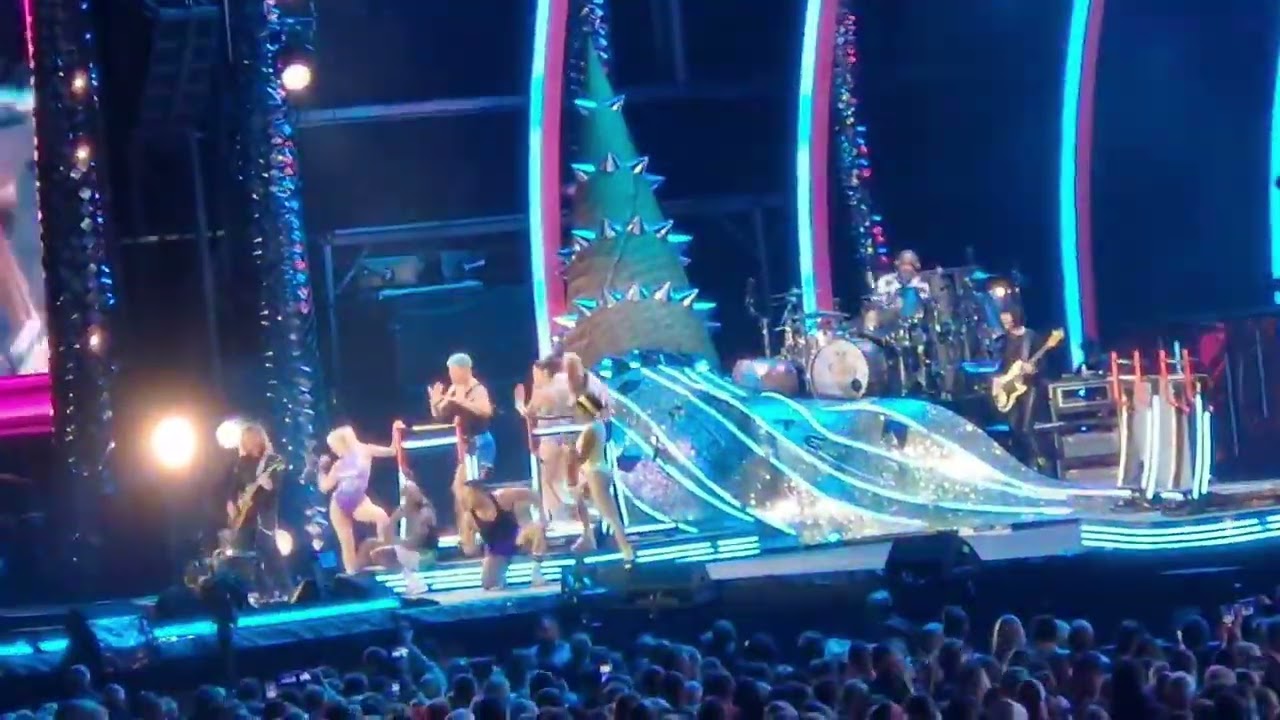 Pink performs Runaway @ pinksummercarnival2023