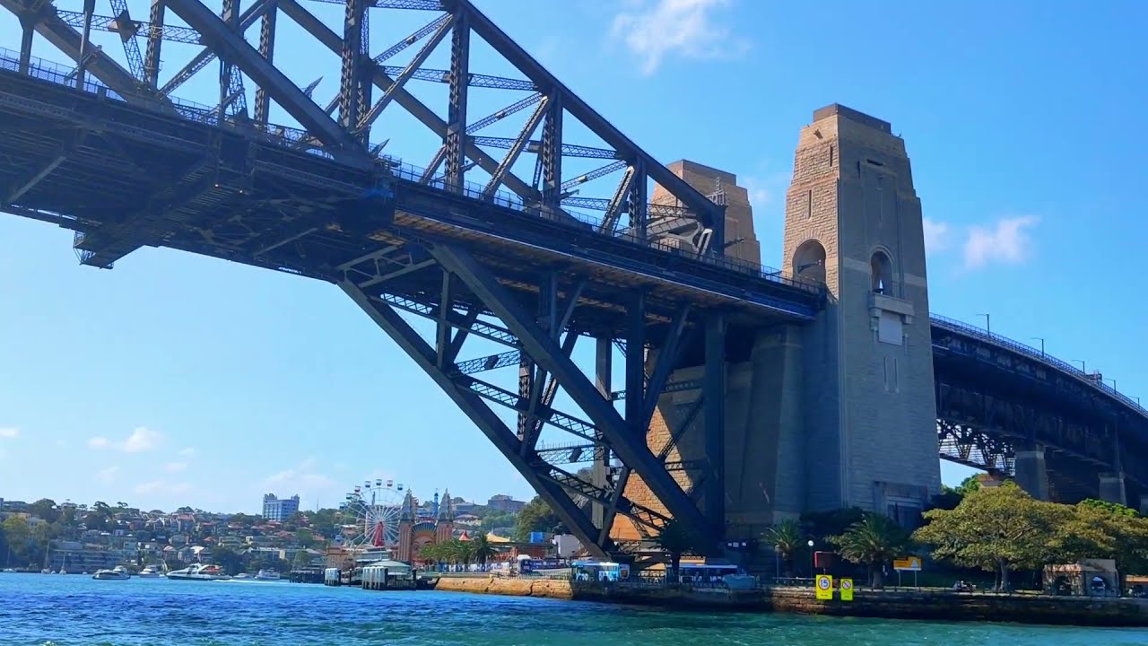Boating along Sydney Harbour to Cockatoo Island
