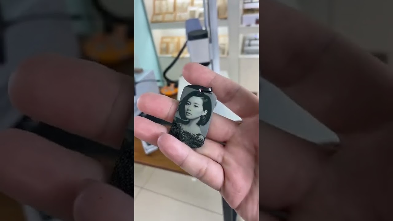 Today, we use a desktop integrated laser engraving machine to engrave a photo nameplate.