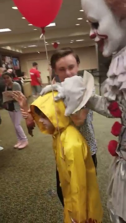 PENNYWISE GIVES THE REAL BILLY (BILL DENBROUGH) HIS BROTHER'S  ARM BACK IT 2017