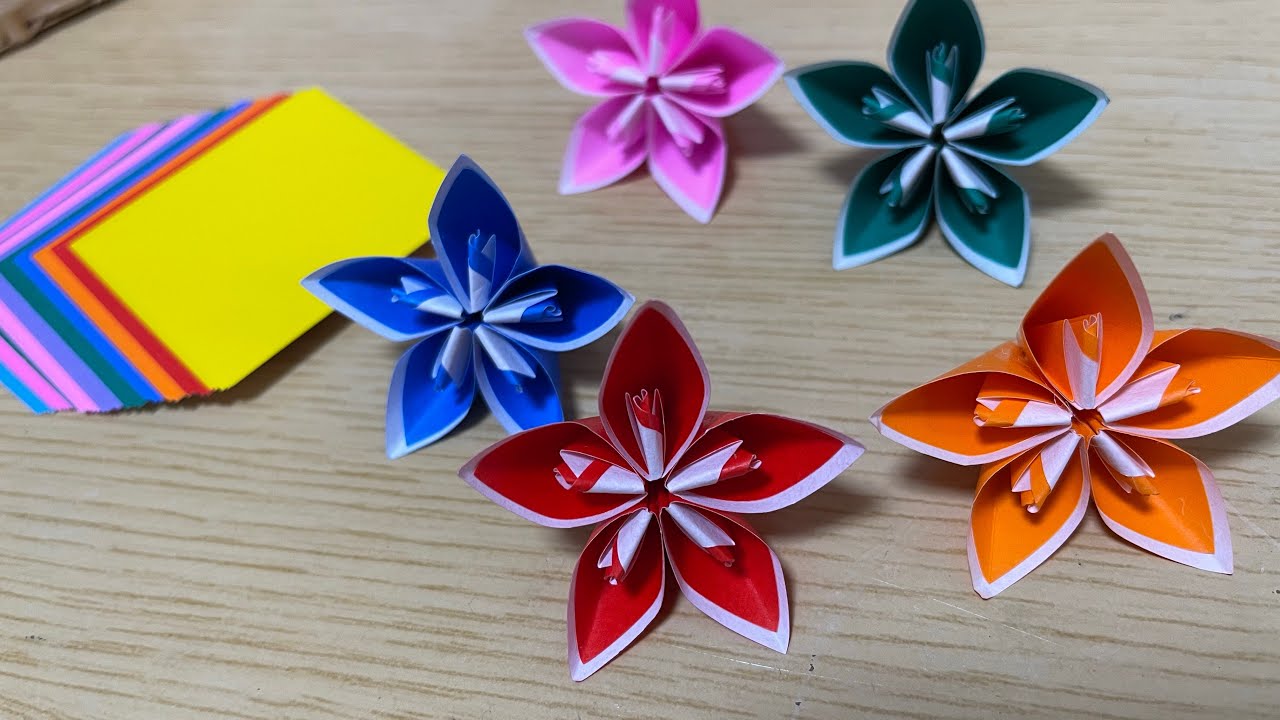 4センチの折り紙で縁が白い花 - YouTube