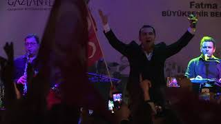 Ferhat Göçer - Dünyada Bi̇r Daha Gelsem Li̇ve (Ses Ve Mükemmel Görüntü)