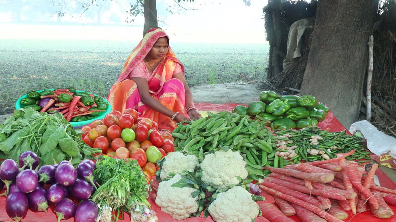 आलू भाटा गोभी पालक गाजर शिमला मिर्च की मिक्स सब्जी के साथ पूरी दाल भात मीठे में बूंदी मिलजय तो बच्चे