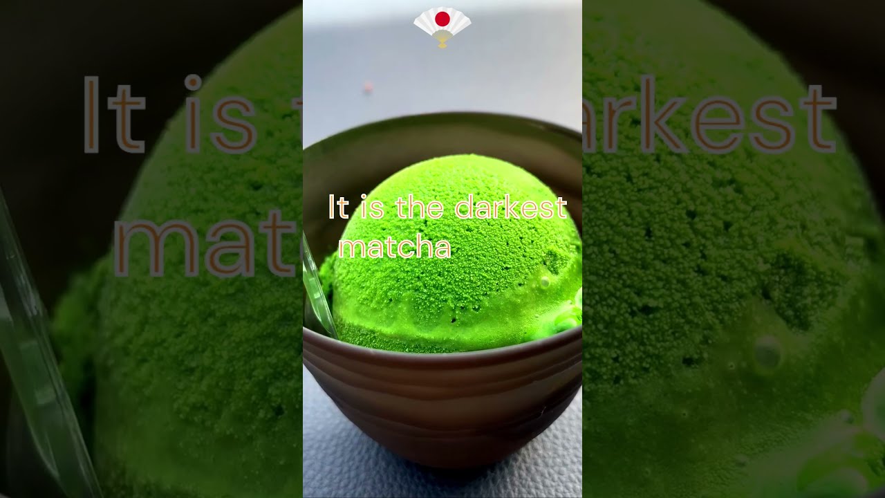 Самое темное в мире мороженое матча и молодой бонсай.