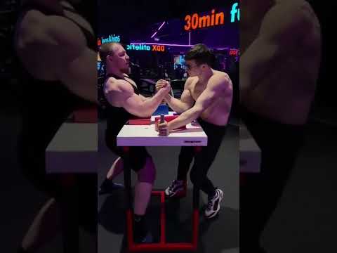 Акимбо VS Качок - армрестлинг 😱 #shorts