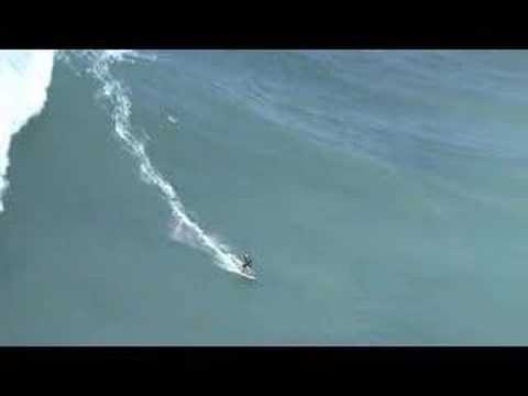 Will James rides Northshore\'s outer reef