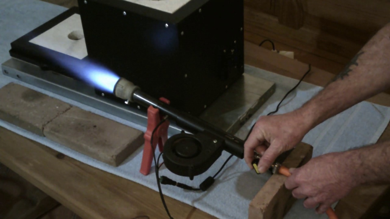 Metal casting furnace with forced air gas burner Horno de Fundición de