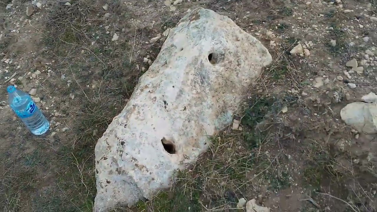 قبر مهم تحت صخرة كبيرة وران في ضهر المجسم مشاهدة ممتعة للجميع 😎💐💪💗