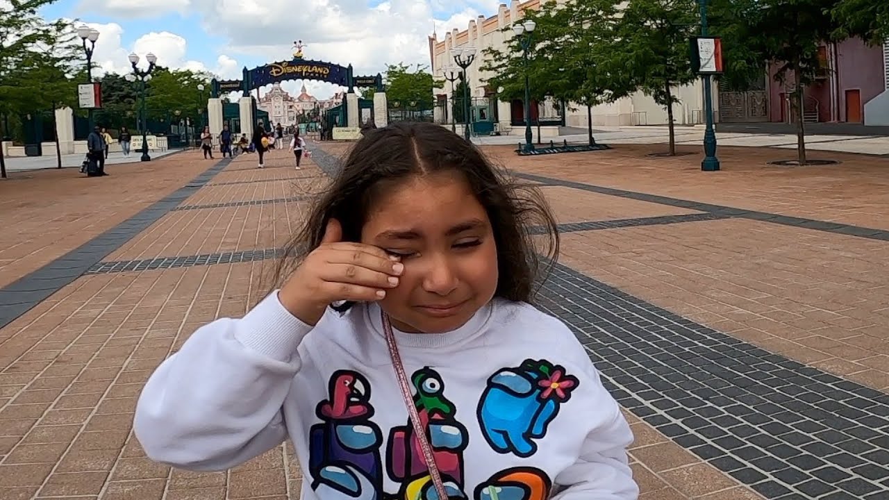 MILA WEINT IM DISNEYLAND 😭 | Nader Louisa