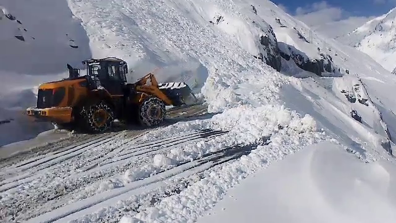 Avalanche Hits Zojila pass, Traffic Suspended