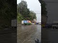 Situasi lalulintas di seputar Penatapen Berastagi sore ini 6/3. Cuaca sedang hujan.