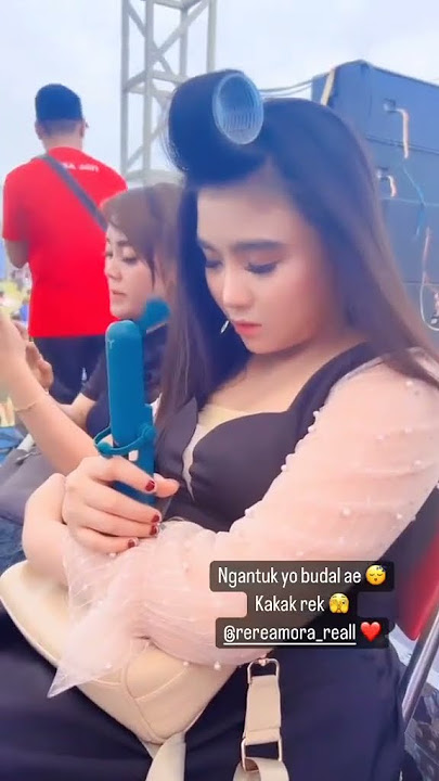 Rere Amora Keasyikan Tidur Ketika Sedang Show Dangdut