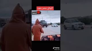 شاهد الشاب الذي وزع البرتقال على رجال الجيش الجزائري 💔