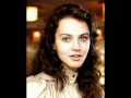 Capture de la vidéo Jessica Brown-Findlay - Anyone Who Knows What Love Is (Will Understand)