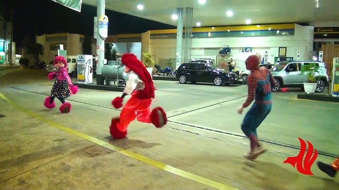 Com Homem-Aranha, Chaves e Fofão, Carreta da Alegria agita ruas de