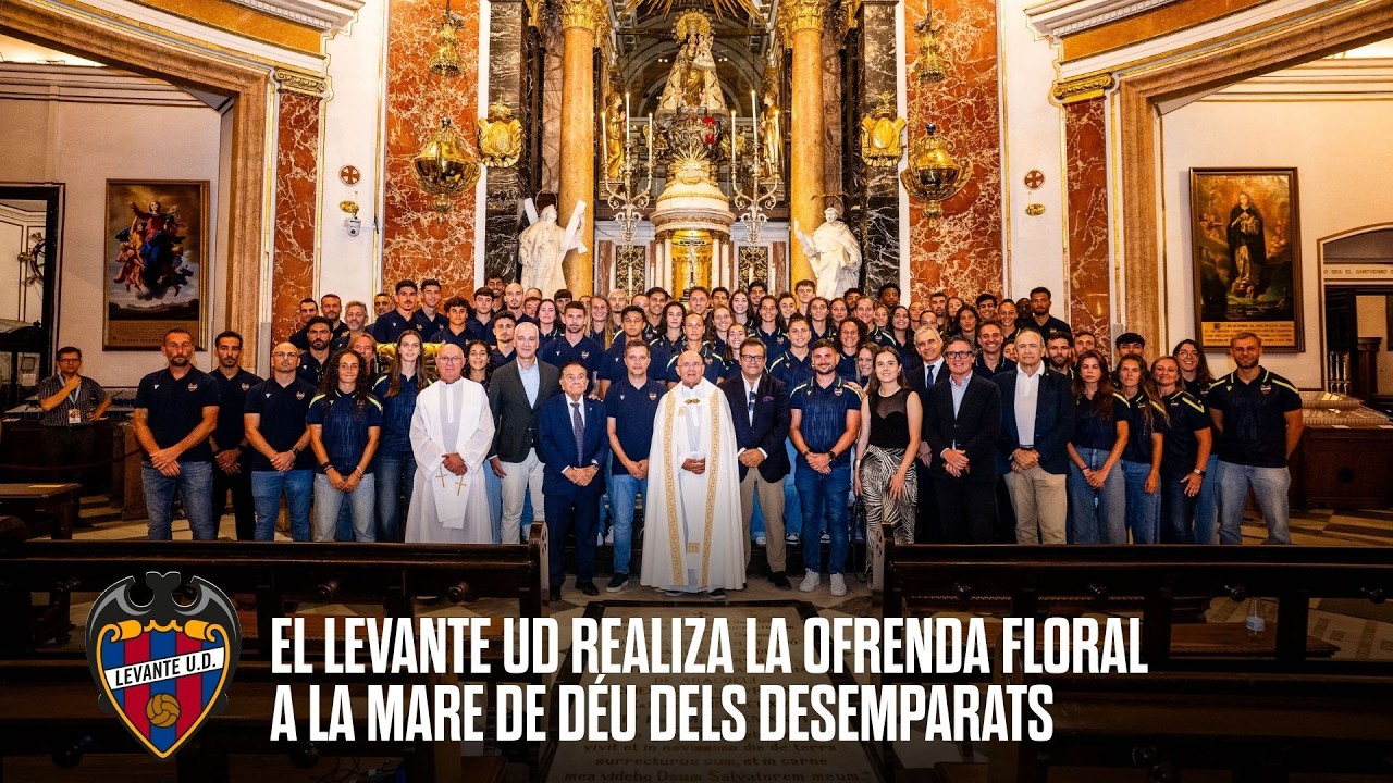 El Levante UD realiza la ofrenda floral a la Mare de Déu dels Desemparats
