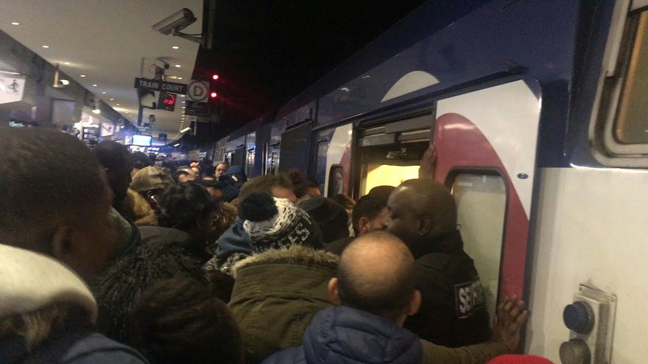 Retraites Gare du Nord  Paris les quais du RER D bonds  lheure de pointe  AFP Images