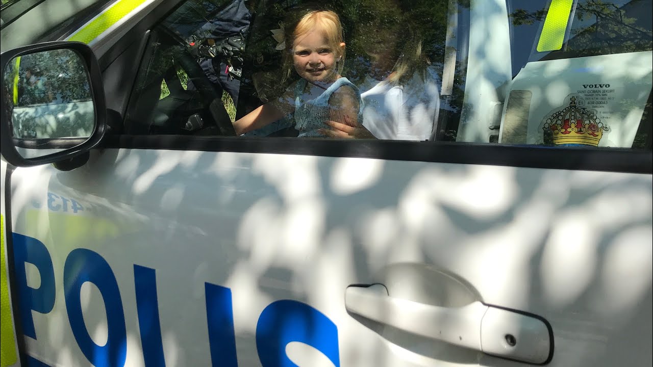 CHLOE FÅR ÅKA POLISBIL 🚓 - YouTube