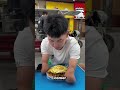 ¿Cómo logró comer fideos sin manos? ¡Mira esto!