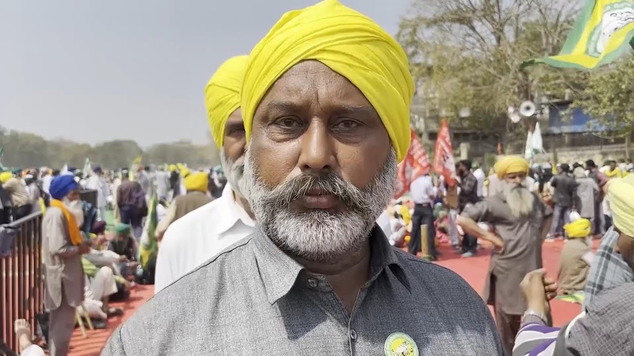 Indian farmers protest in New Delhi demanding new legislation for ...
