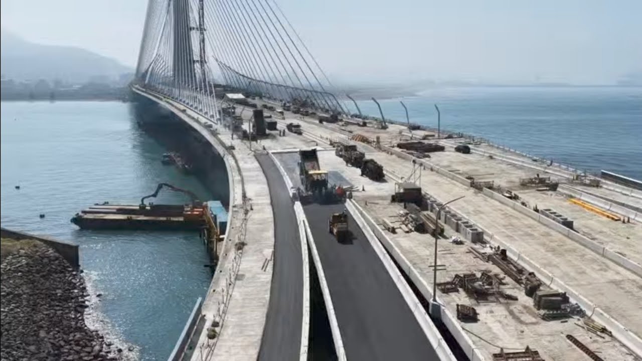 2026.02.13  淡江大橋  塔吊動向觀察 .2 淡水端 遠眺八里端 橋頭區全面施工 輕軌鐵軌鋪設 機車道瀝青鋪設 主橋塔 塔吊已拆降一節  施工概況近距觀察 空拍 LIVE 直播