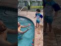 السباحة في المسبح طفل ولد سباحة مضحك 