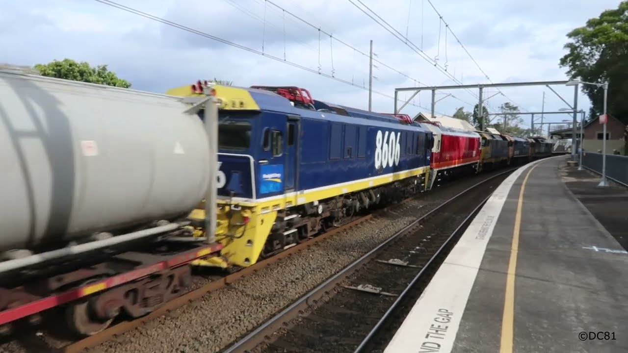 A Trainz consist at Scarborough (80, DL, 86's)