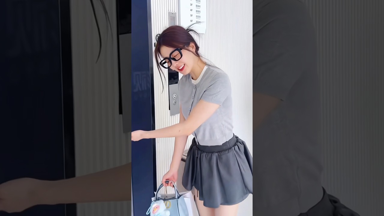 Soooo cute. Yesterday was Hehe&rsquo;s birthday so BaiLu did like that to wish her a happy birthday🤣 #白鹿