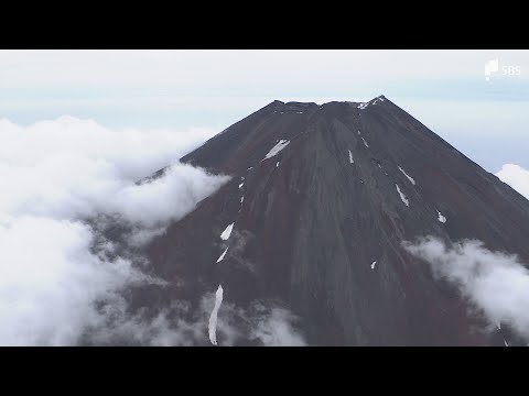7-Year-Old Boy Rescued After Being Left Alone on Mt. Fuji by Father Who Continued Climbing Becaus...