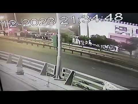Νέο βίντεο δευτερόλεπτα μετά τον τραυματισμό του αστυνομικού από τη ναυτική φωτοβολίδα στου Ρέντη