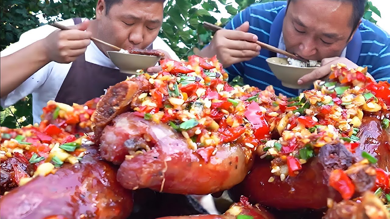 哥倆今天吃“排骨香腸”，香酥爽口一盤完全不夠吃【鐵鍋視頻】