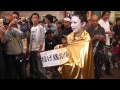 金粉ショーが終わって笑顔で投げ銭をもらうおねーさん