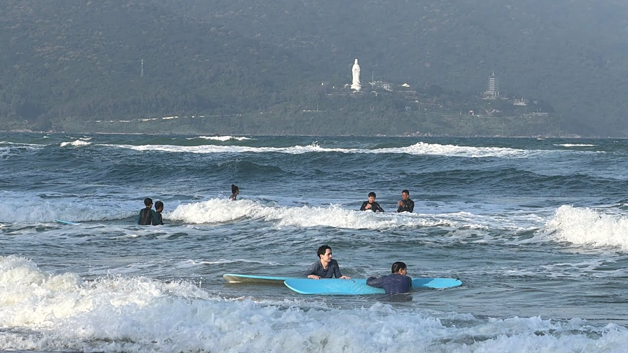 Da Nang beach is very beautiful this afternoon