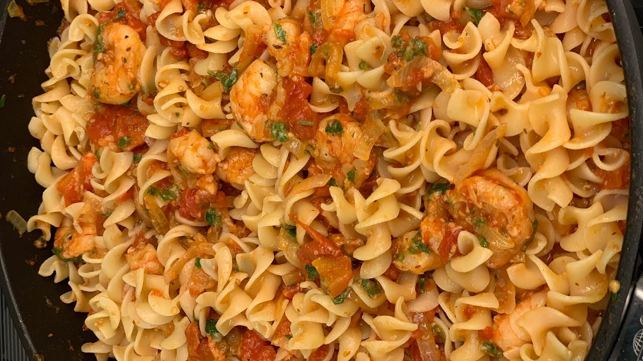 ⁣Паста с креветками в томатном соусе. Tomato shrimp pasta
