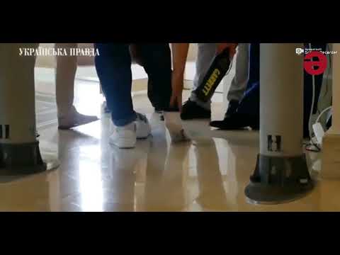 ზელენსკისთან შეხვედრამდე მომავალ დეპუტატებს ფეხსაცმელის გახდა თხოვეს (ვიდეო)