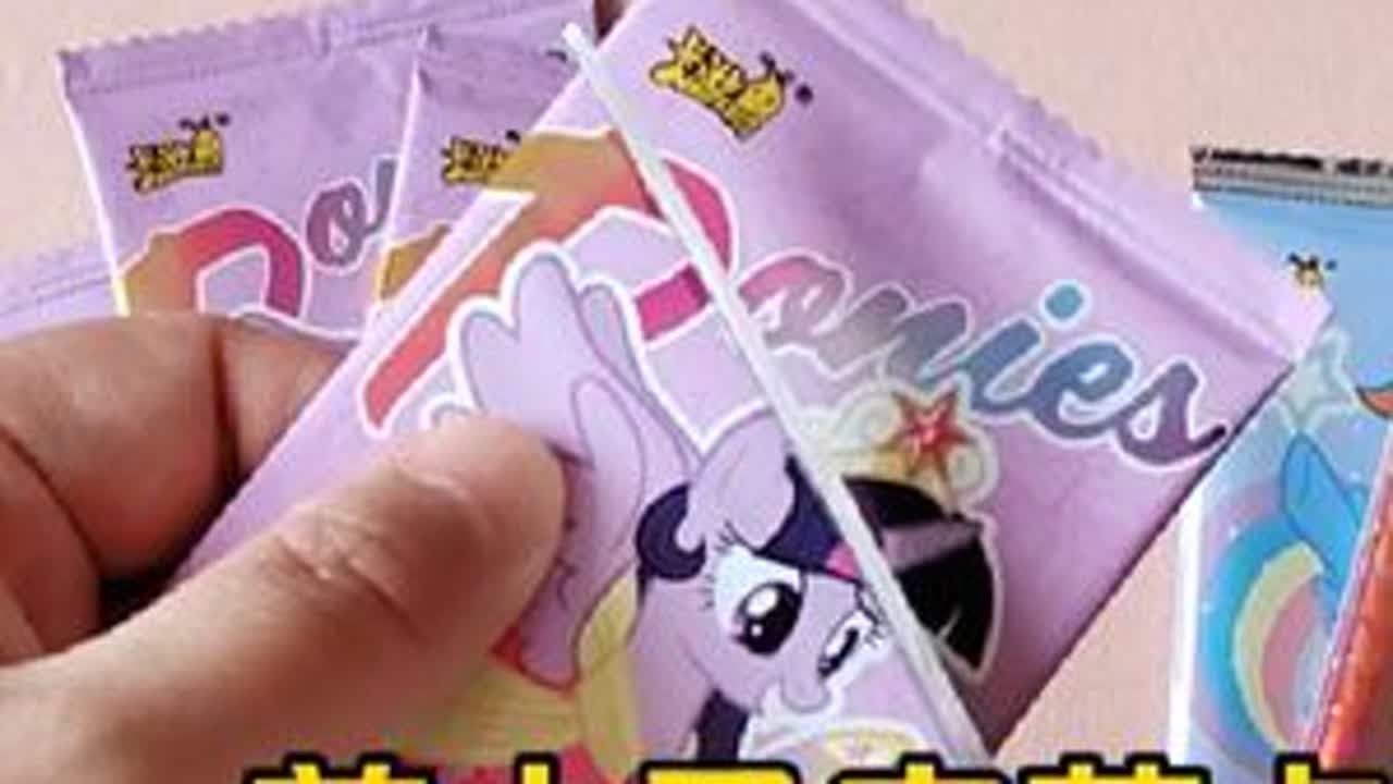 张小于不在家偷剪小马宝莉卡片，剪到好卡就惨了！ 小马宝莉小马宝莉卡片快成长计划影画演绎未来之星