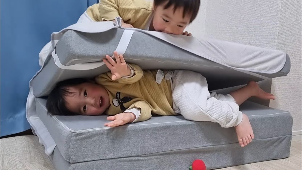 お昼寝なしで眠たすぎる2歳双子の重たい絡み