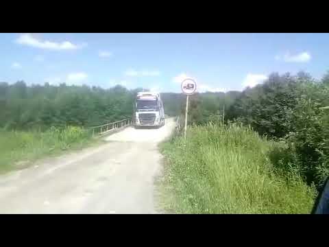 youtube video for Рухнул мост под фурой 