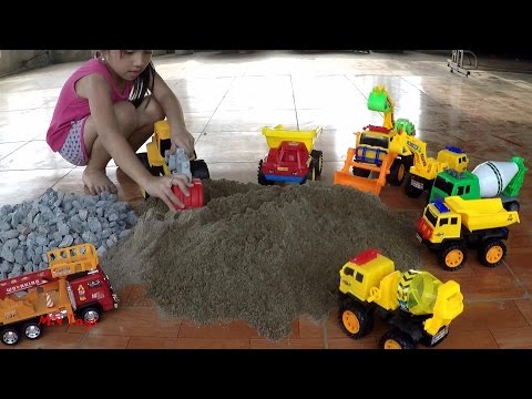 Trò chơi bé xúc cát xúc đá lên xe tải Đồ chơi xe ô tô công trình xây dựng MN Toys