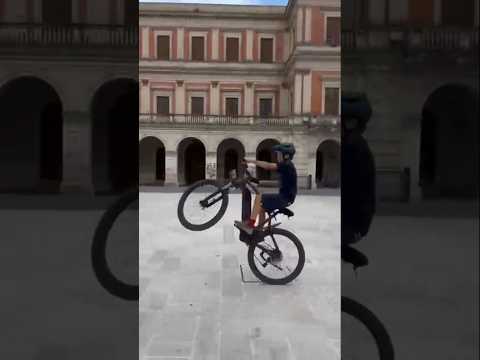 Video impennata con bici elettrica rockrider
